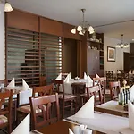 克拉尼斯卡戈拉华美达酒店及套房 酒店 4*