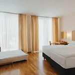 克拉尼斯卡戈拉华美达酒店及套房 4*