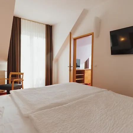 Ramada & 4*