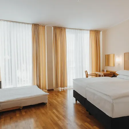 Ramada & 4*