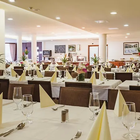 Ramada & 4*